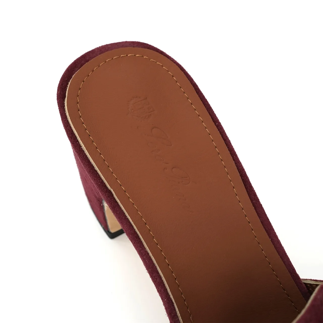 👟👟Ex-factory price 440👟👟 Genuine leather sole +30 suede sheepskin slippers with a strap decorated with Loro Piana My Charms charms and decorated with tone-on-tone stitching. Sophisticated and feminine, it pairs well with both city and resort looks. For those looking for an elegant upgrade, the summer glamor slipper is known for its slim open-back silhouette. size: 35-44 (custom-made sizes 43 and 44 are non-returnable) Upper: imported suede sheep leather (sheep), cowhide ostrich pattern, cowhide snake pattern Lining: imported high-grade mixed sheep silk Heel height: 5.5CM